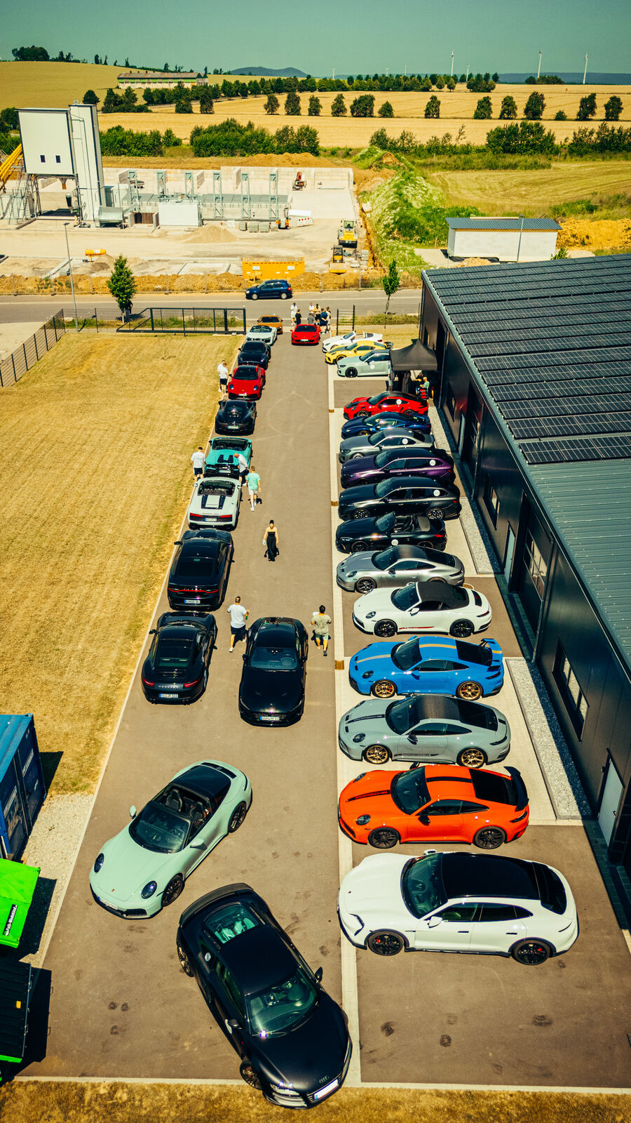 Fahrzeuge des Sportwagen Club Göttingen bei einem Treffen auf einem Firmengelände, u.a. Porsche 911 und Audi R8